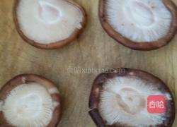 蒸香菇炒油菜的做法图解1