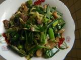 腊肉炒辣椒蒜苗 