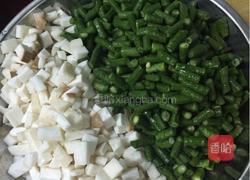 肉碎鸡髀菇炒豆角的做法图解3