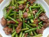 牛肉丝炒蒜苔。