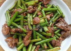 牛肉丝炒蒜苔。
