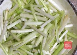韭黄鸡蛋炒面的做法图解1