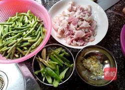 五花肉辣椒炒蒜心的做法图解1