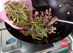 五花肉辣椒炒蒜心的做法图解3
