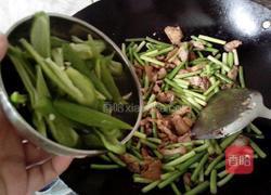五花肉辣椒炒蒜心的做法图解4