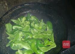 孔雀肉炒青椒的做法图解4