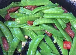 荷兰豆炒腊肠的做法图解4