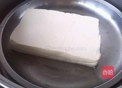皮蛋拌豆腐的做法图解1