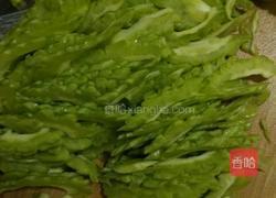 苦瓜炒鸡蛋的做法图解1
