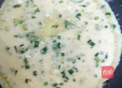 鸡蛋葱花饼。的做法图解2