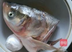 鱼头豆腐汤的做法图解1