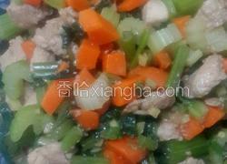 芹菜萝卜炒鸡丁。