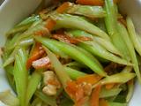 西芹炒红萝卜鸡腿肉的做法[图]