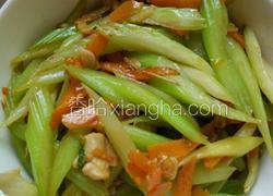西芹炒红萝卜鸡腿肉