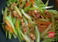 西芹炒红萝卜鸡腿肉的做法图解6
