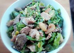 辣椒炒猪肉和猪肝