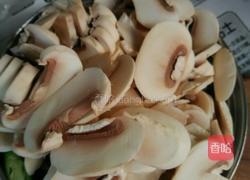 辣椒炒白蘑菇的做法图解2