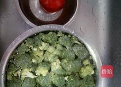 西兰花炒番茄的做法图解1