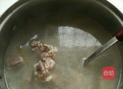 养颜排骨红菌子汤的做法图解3