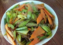 芹菜胡萝卜炒粉条