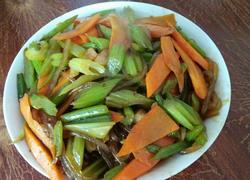 芹菜胡萝卜炒粉条