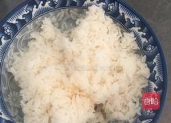 酱油炒饭的做法图解1