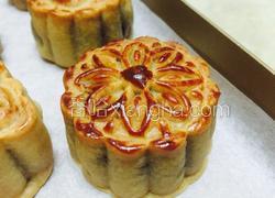 豆沙蛋黄广式月饼