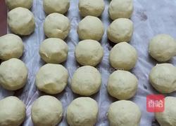 蛋黄莲蓉和五谷杂粮月饼的做法图解2