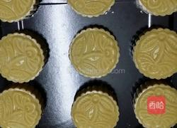蛋黄莲蓉和五谷杂粮月饼的做法图解3