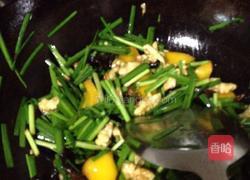 新鲜核桃仁炒韭菜的做法图解5
