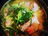 鸡毛菜番茄土豆小排汤的做法[图]