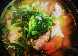 鸡毛菜番茄土豆小排汤