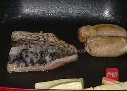 穆氏煎鱼肉泥膘肠（搭剔骨胡椒鱼排）的做法图解6