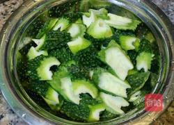 排骨豆豉焖凉瓜的做法图解1