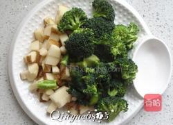 西兰花芝香阿胶浓汤的做法图解3