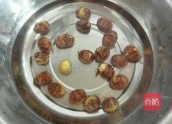 板栗蟹味菇烩鸡腿的做法图解1