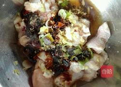 板栗蟹味菇烩鸡腿的做法图解2
