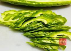 苦瓜炒蛋的做法图解2