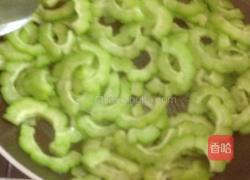 清炒苦瓜的做法图解3