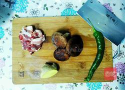 三丝会首(肉、香菇、青椒)的做法图解1
