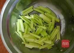 芹菜炒牛肉的做法图解1