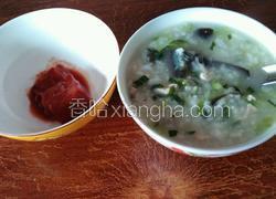 皮蛋瘦肉木耳菜粥