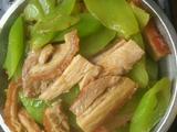 烧肉炒莴笋