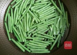 豆角炒肉丝的做法图解1
