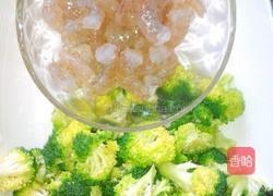 西兰花炒虾仁的做法图解1