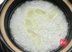 “心若向阳，无谓悲伤”——双菇腊肠煲仔的做法图解2