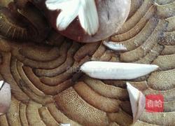 “心若向阳，无谓悲伤”——双菇腊肠煲仔的做法图解4