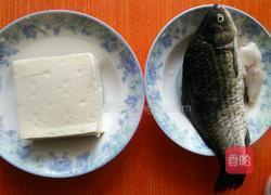 鲫鱼豆腐汤的做法图解1