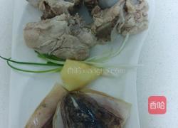 鲜味骨头汤粉干面的做法图解1