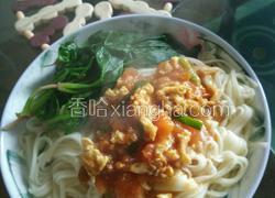 菠菜番茄鸡蛋盖浇面